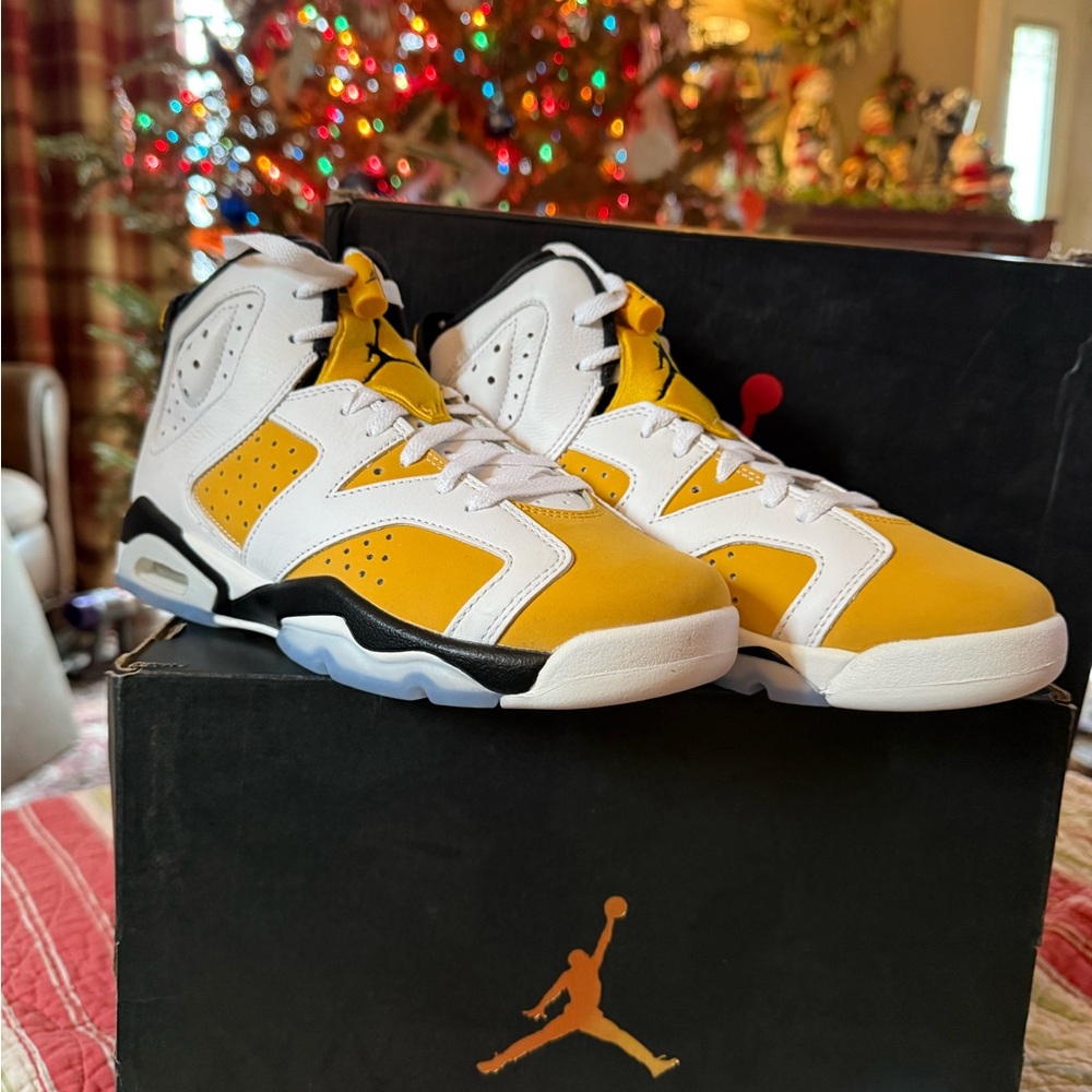 Nike Air Jordan 6 Retro (GS) Kid’s Sneakers Yellow and White